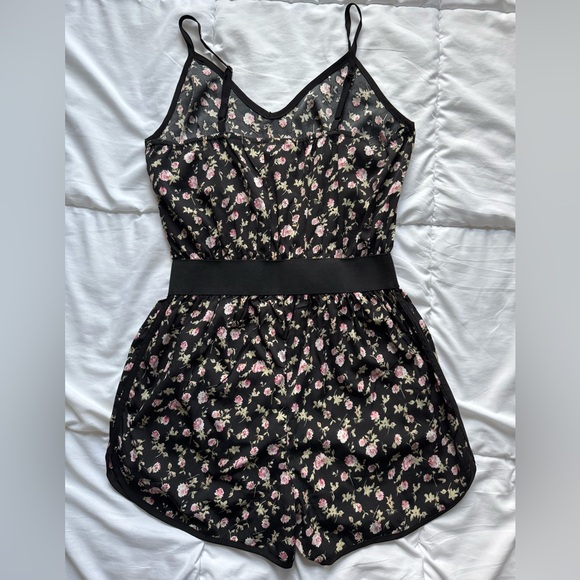 floral romper. - Picture 2 of 4